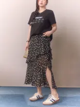 黒のTシャツと花柄ケーキスカートのコンビネーション【女性用・大きいサイズ・おしゃれ】（セットアップ対応）