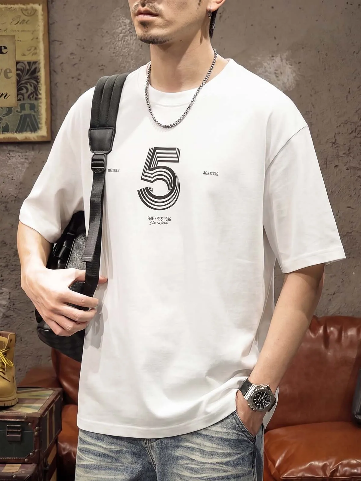 バンドカラーシャツ おじさん ロゴプリント半袖Tシャツの実用性と着用ガイド