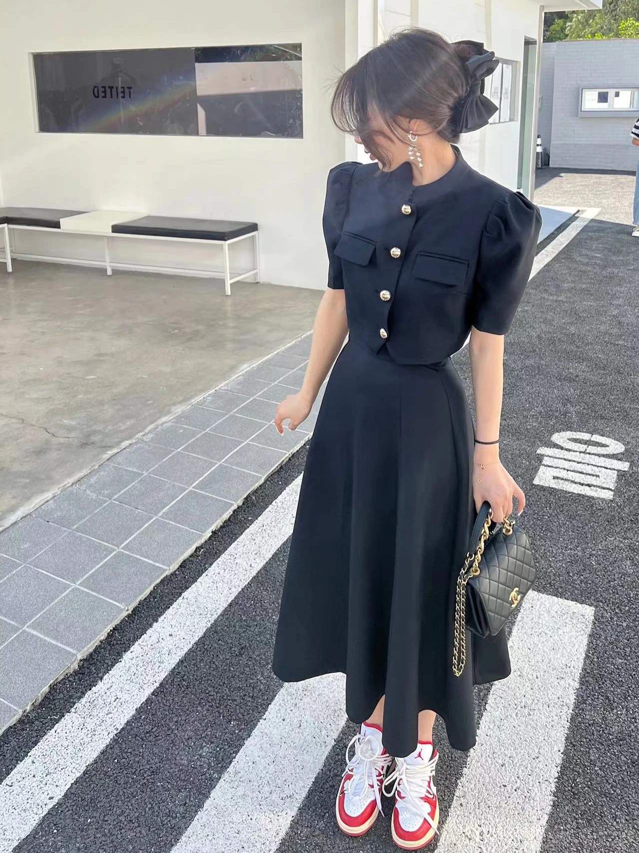 30代のトレンドファッションは、ショートジャケットとロングスカートのセットで決まる？