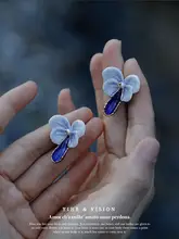 ブルーバタフライデザインの手描き陶器925シルバーイヤリング【レトロ花柄・小ぶり】
