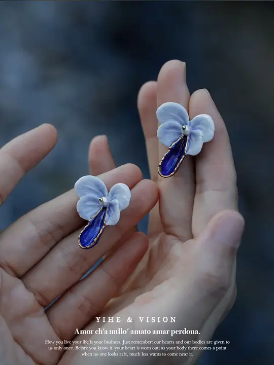 ブルーバタフライデザインの手描き陶器925シルバーイヤリング【レトロ花柄・小ぶり】