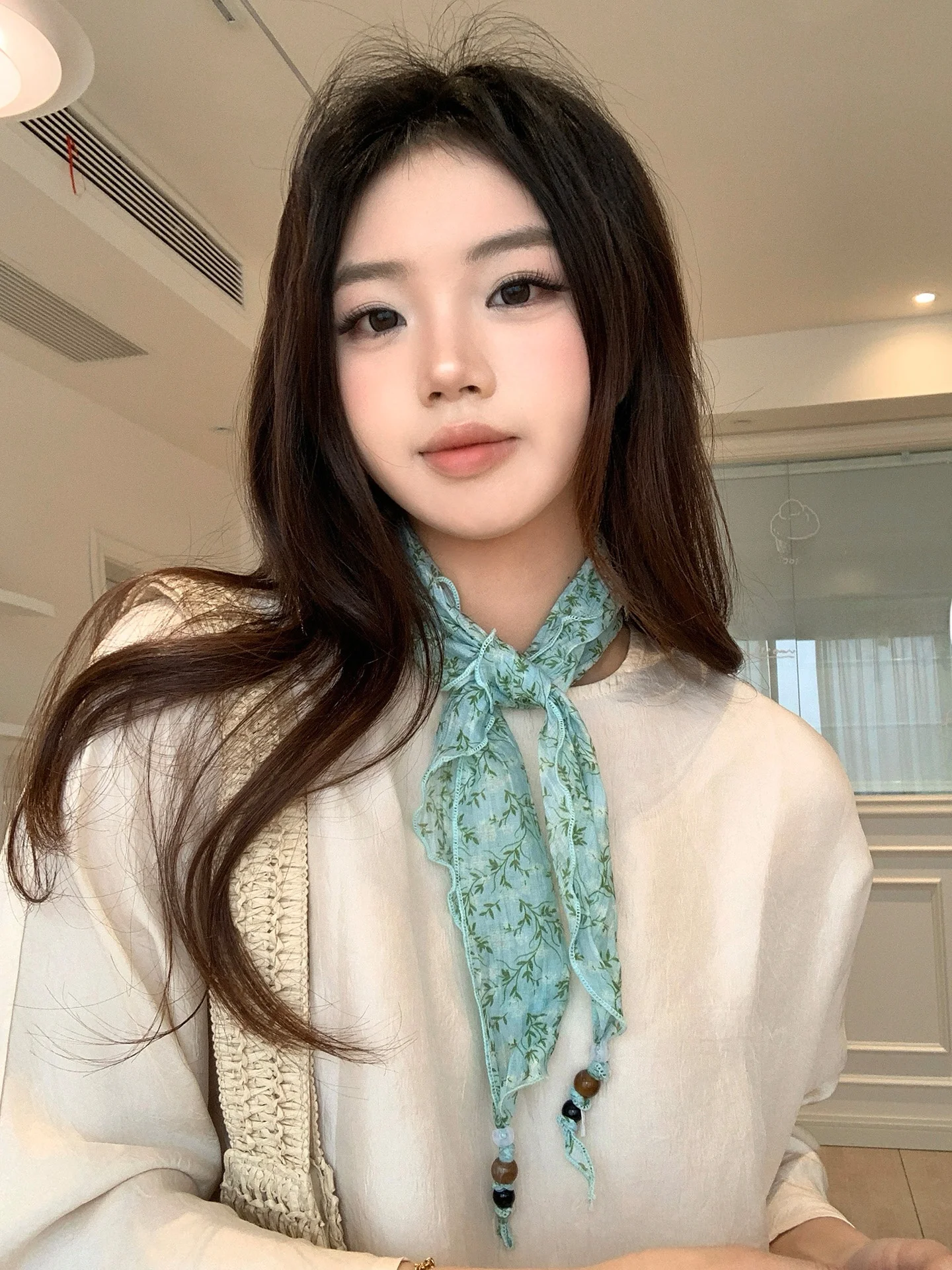 小花柄三角丝巾：春夏季穿搭中的植物花卉风格解决方案