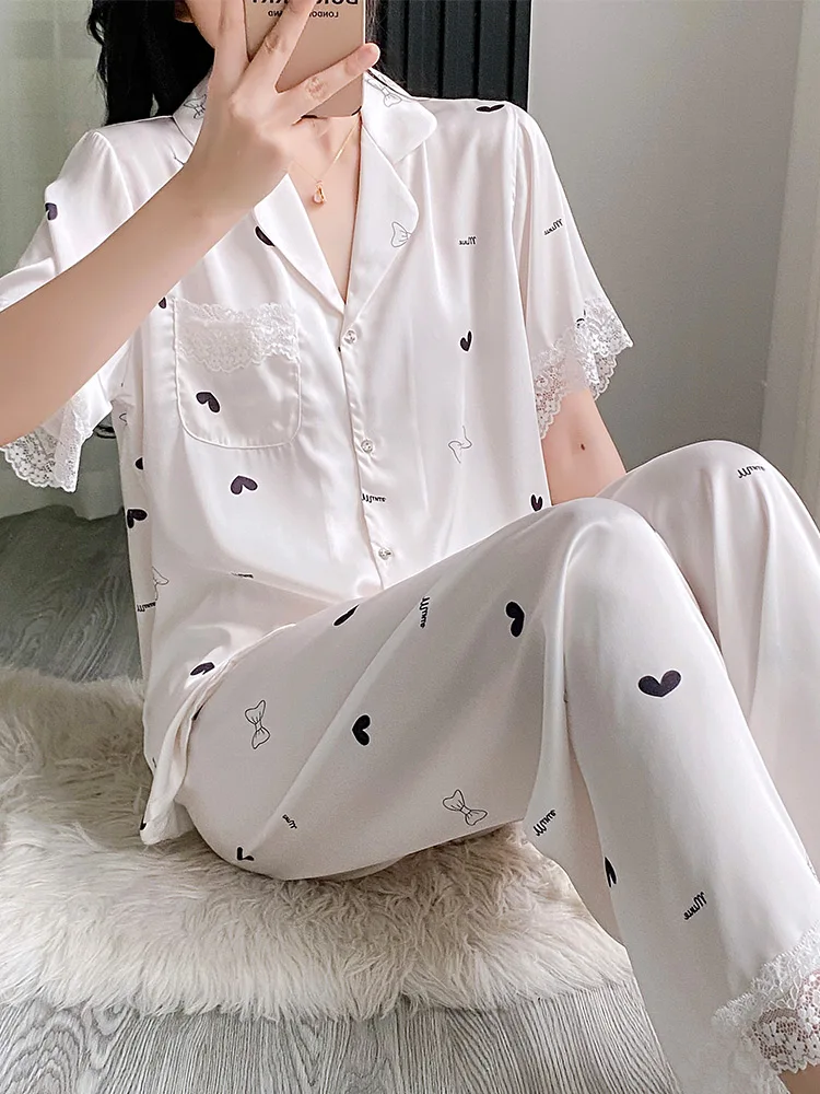 夏の寝るときの服は、涼しさと高級感のバランスが鍵！どう選ぶ？
