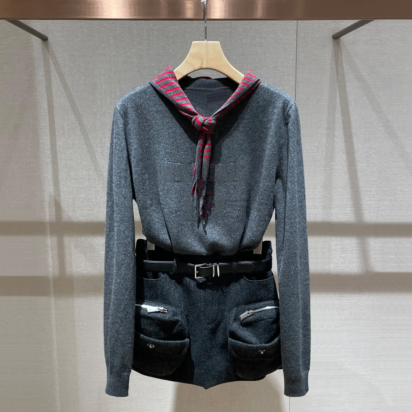 10月上旬・中旬・下旬に着る秋の通勤風アンサンブルセット：ストライプニットセーターとスリムパンツの季節的適性と選び方