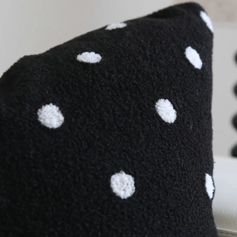 可愛いデザインの抱き枕：リビングに合う中古風の白黒ドット刺繍タイプをどう選ぶか
