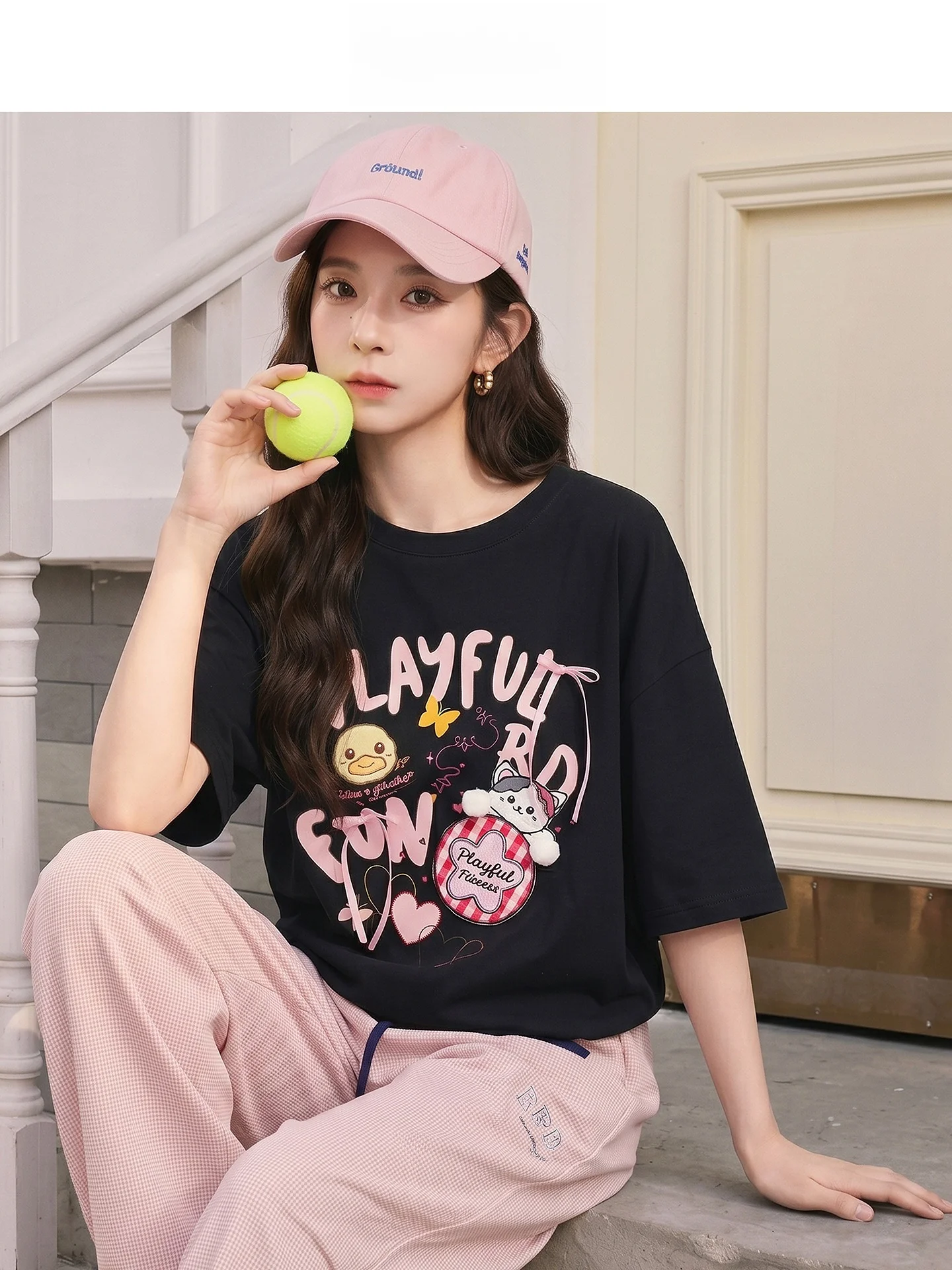 tシャツ シャツ 重ね着 レディース どうやって着るの？黒のコットンTシャツが解決する日常の着こなし悩み