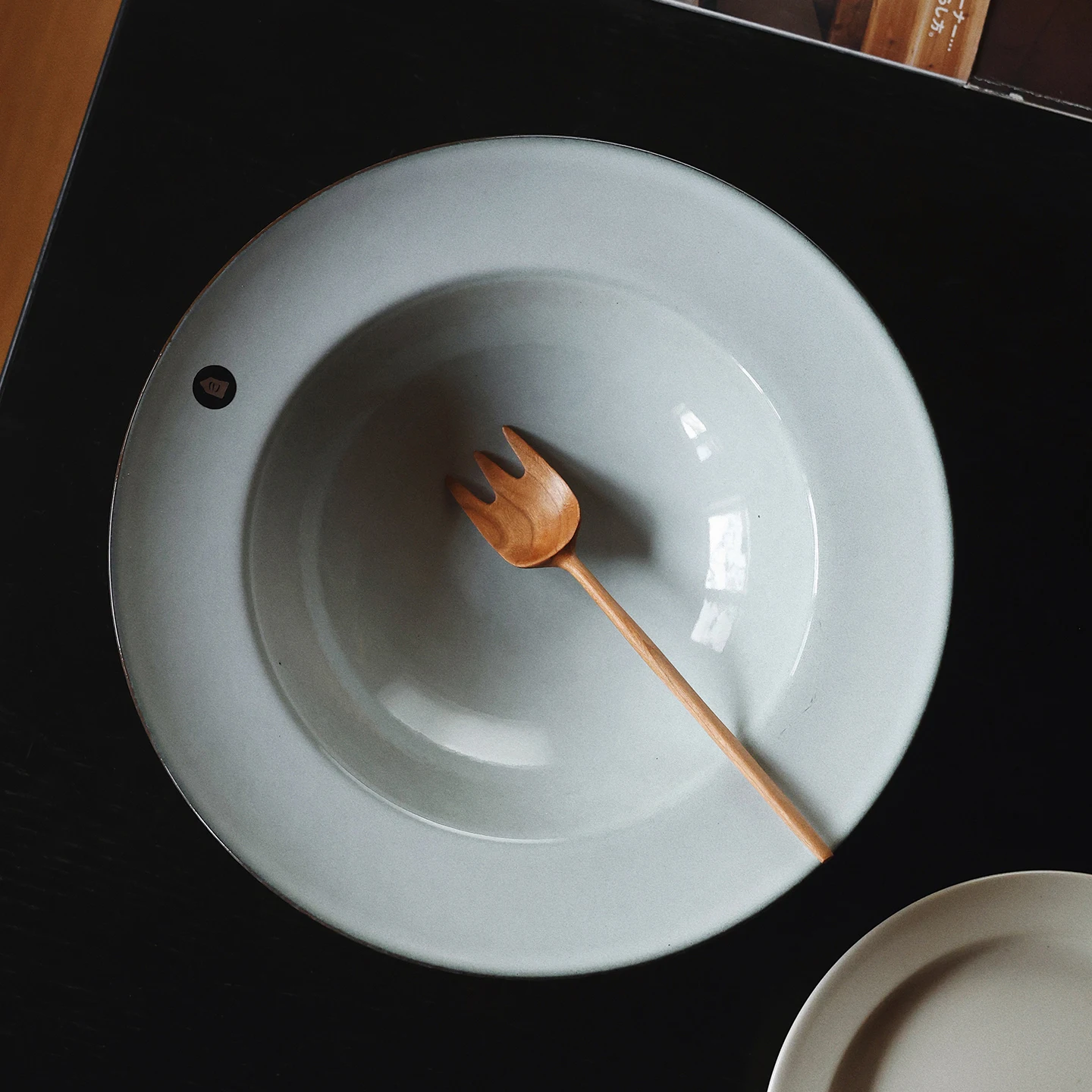 「草帽盤」を選ぶべき理由は？法式クラシックなグレー陶器が、日常の疲労を癒す