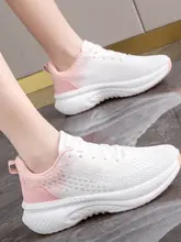 軽量の白色テニスシューズ【女性用・クッション性・バドミントン・バレーボール対応】