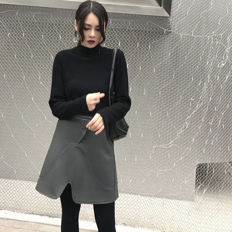 大人可愛いの本質とは？全羊毛ハイネックセーターで実感する温かみのスタイル