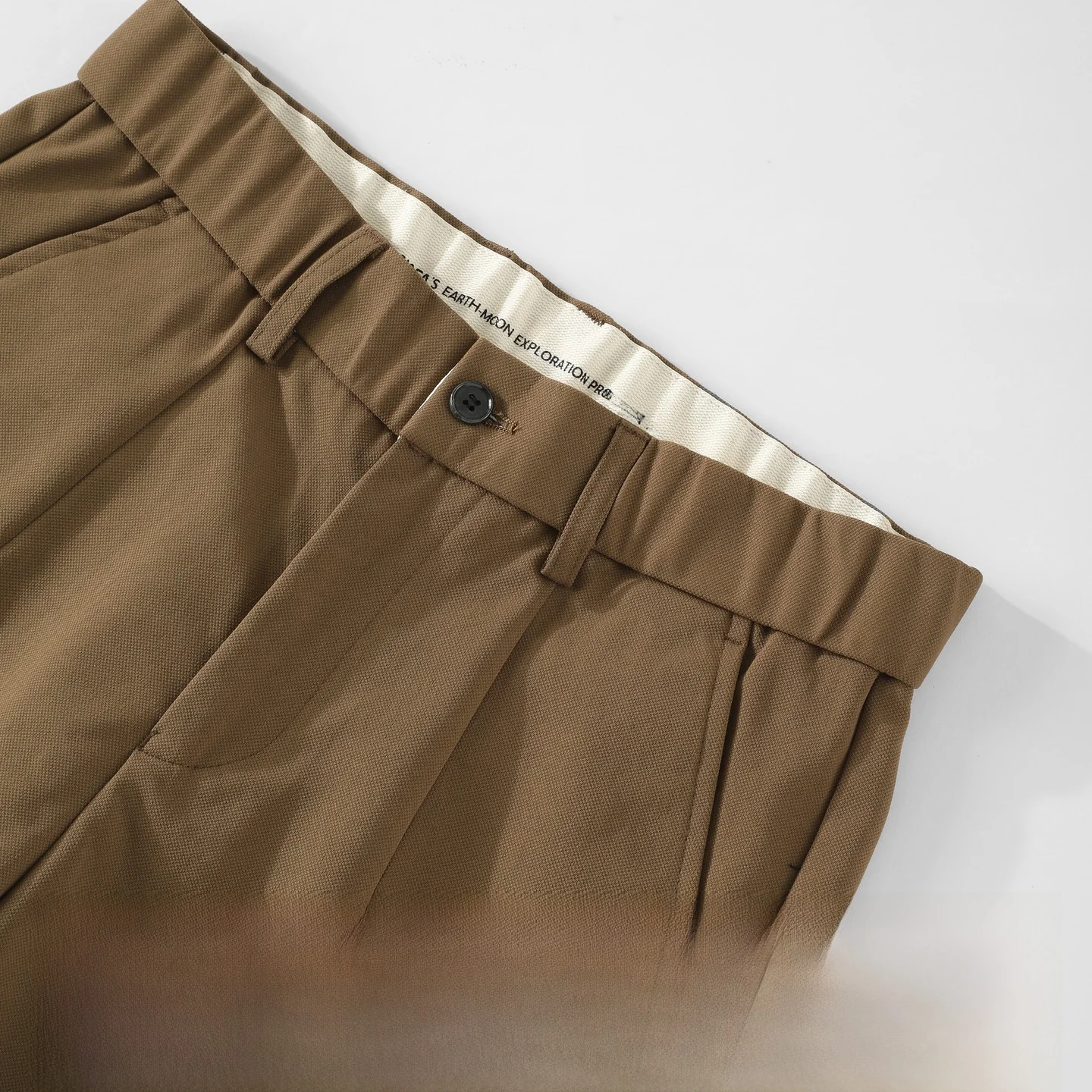 ホワイトパンツ メンズ どうやって着る？シンプルなカジュアルパンツが通勤からレジャーまで救う
