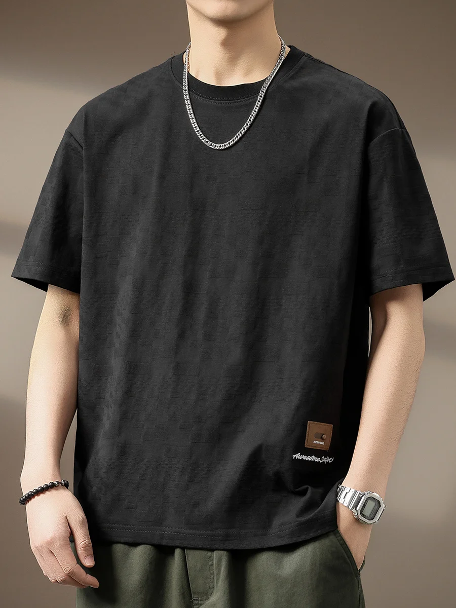 40代のメンズカジュアルに迷わないで！老けない着こなしを実現する「立体浮彫りデザインTシャツ」の選び方とは？