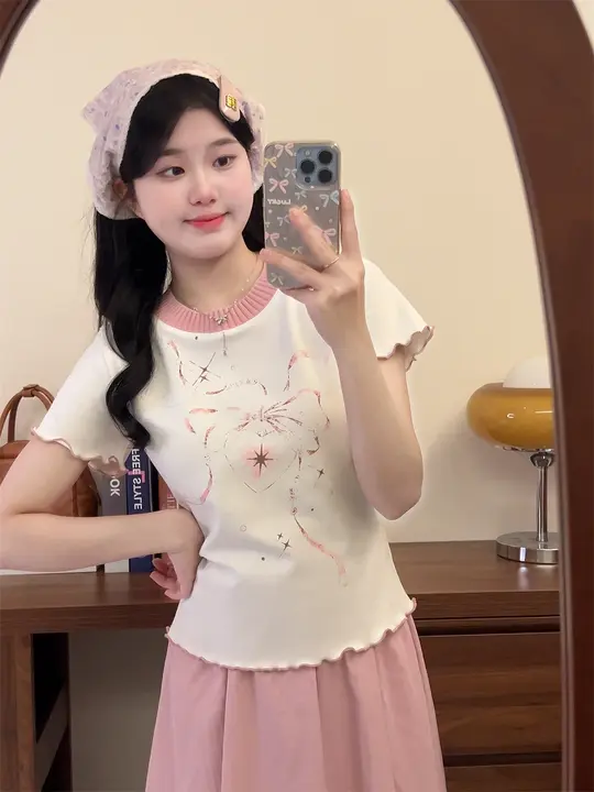 デザイン感あふれるグラフィックプリント半袖Tシャツ【女性用・カラーコンビネーション・スリムフィット・短丈】
