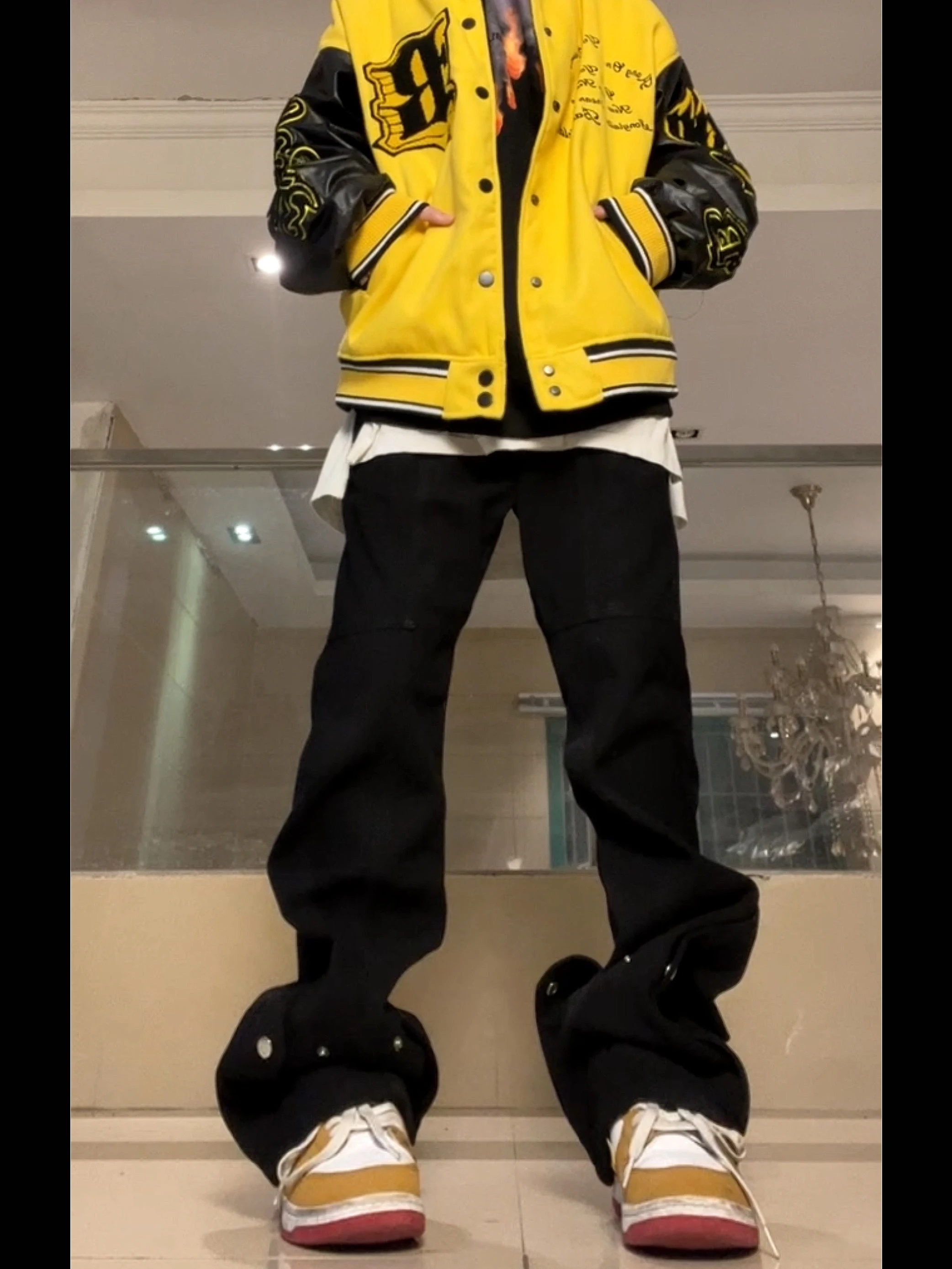 かっこいいズボン メンズ どう選ぶ？黒いワイドストレートが通勤から夜のデートまで支える理由