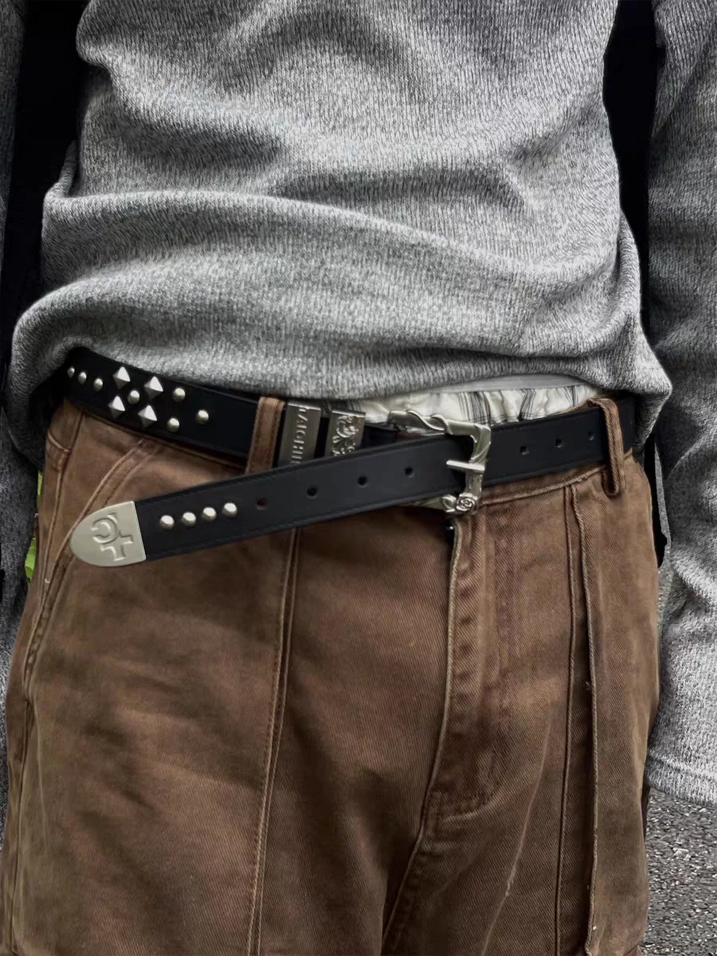 バラのデザインが印象的なレザー製ベルトの種類と特徴