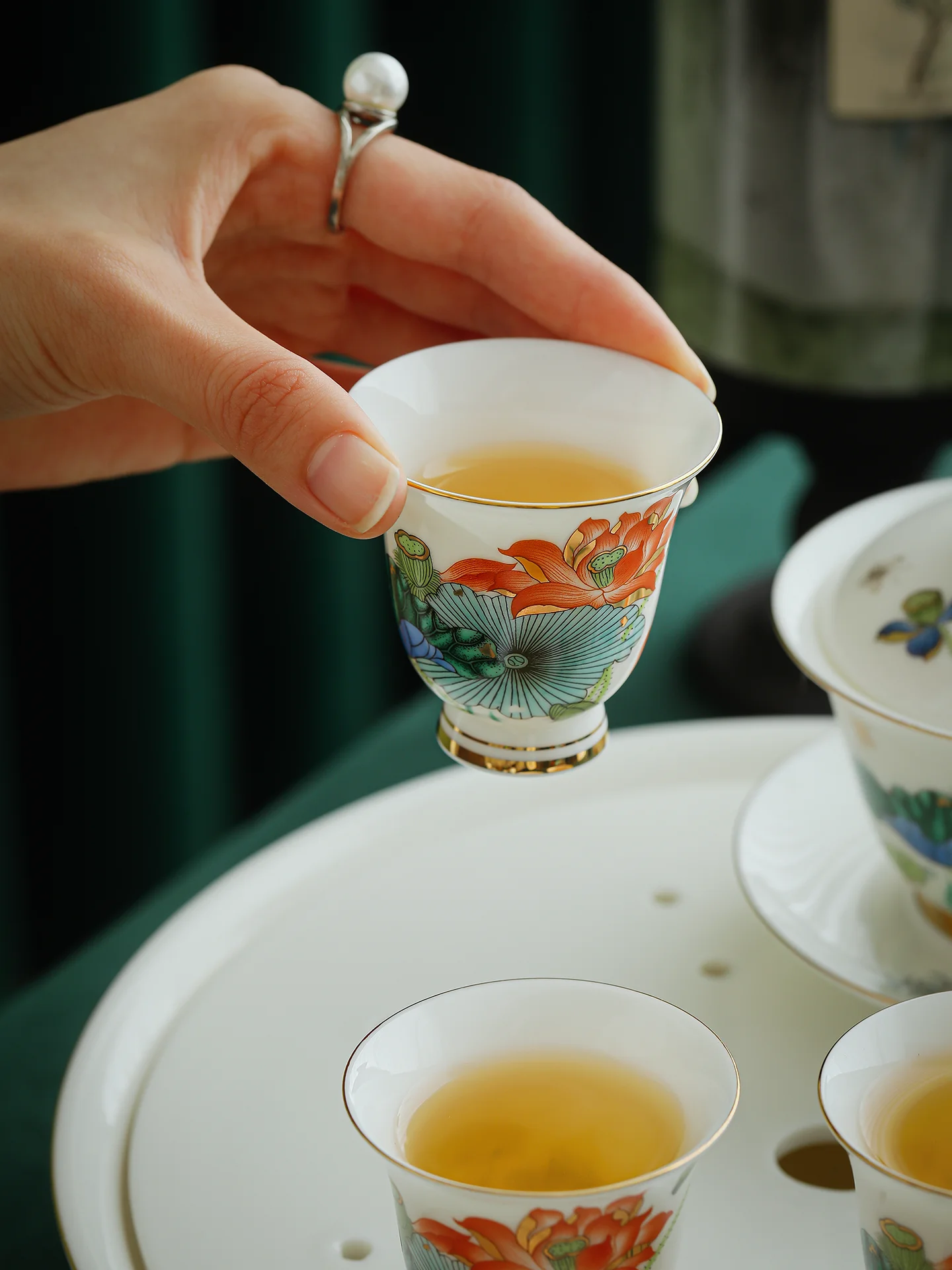 中式デザイン 高級金色蓮花瓶：リビングと玄関の装飾に最適な陶器花瓶