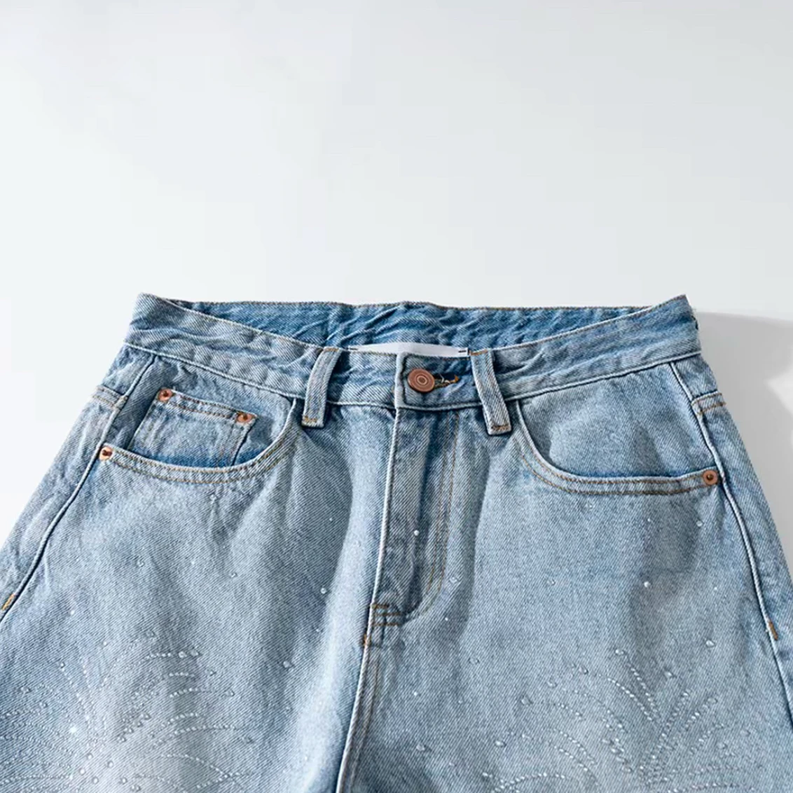 重工デザインのデニムパンツ：浅蓝色のストレートフィットで夏のカジュアルスタイルを実現
