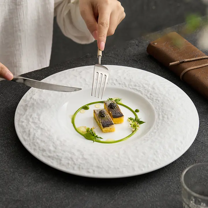 高級感ある白瓷製の陶器プレート【レストラン用・食器】
