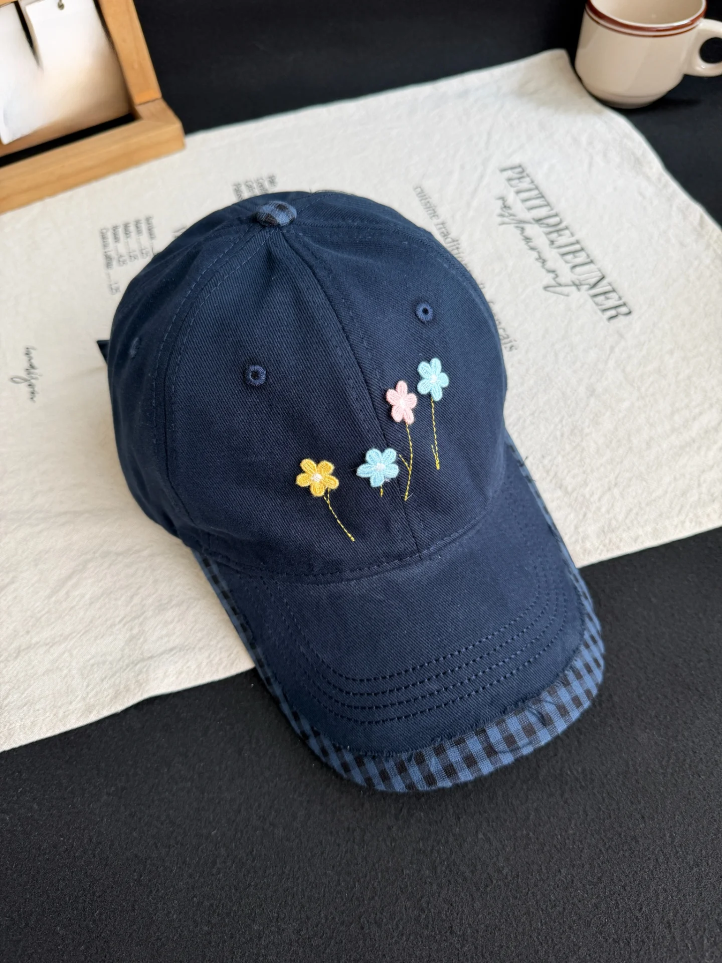 花刺繍のキャップ：カラフル・ユニセックス・広めのツバで季節を問わずスタイリング