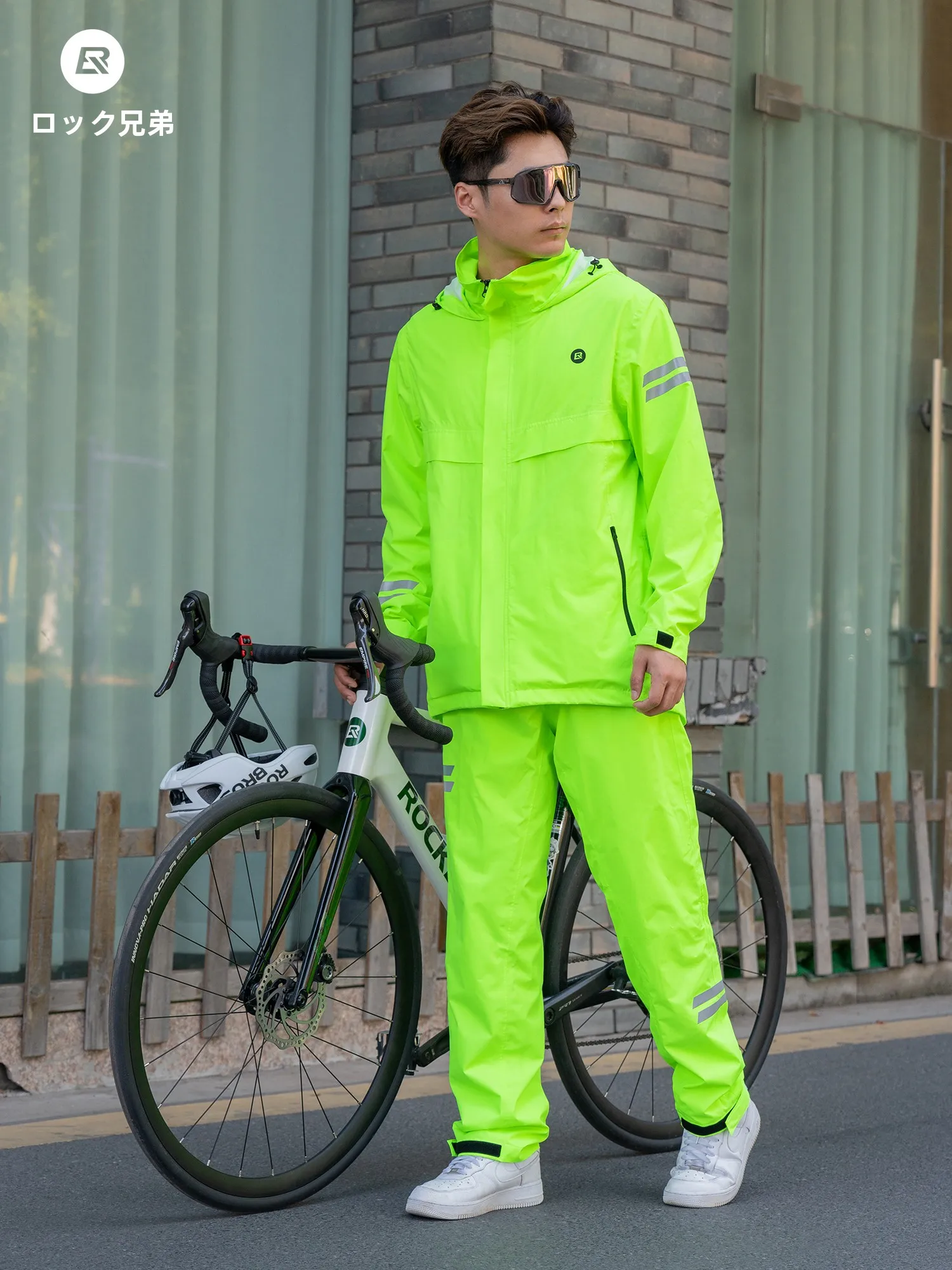 バイク用レインウェアを選ぶときに迷うのは、本当に「耐水性」なのか？