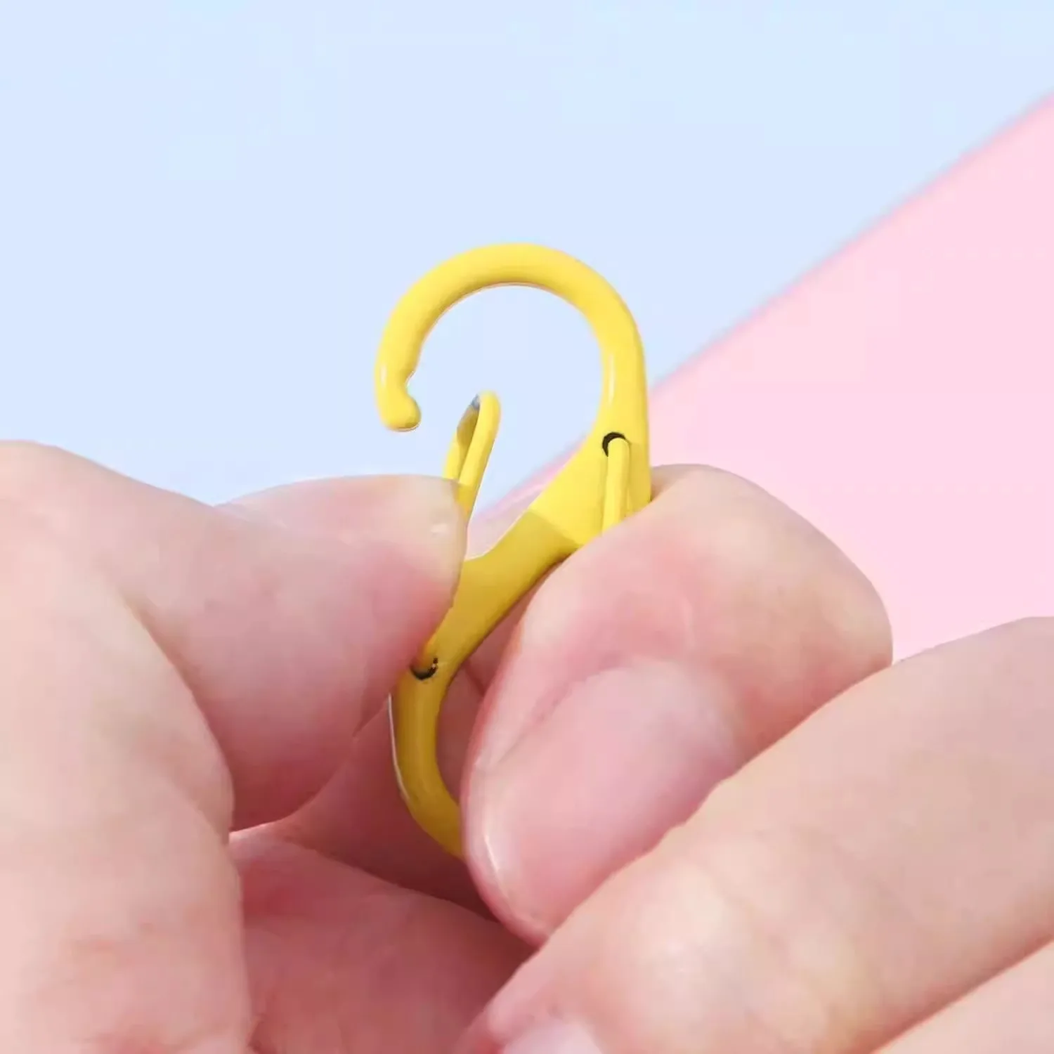 アウトドア遊びに欠かせないアクセサリーは？帽子収納クリップの選び方と実際の使い方