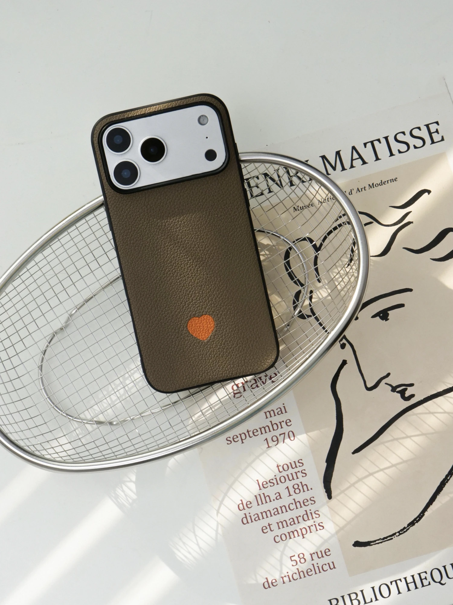 革スマホカバーは傷みやすく、実際の耐久性はどのくらいか？