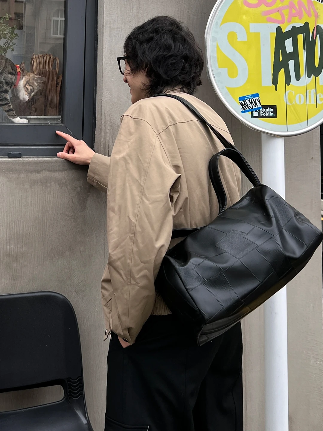 ジャケットとショルダーバッグの組み合わせがうまくいかないのは、実はこの1つのミスに原因がある？
