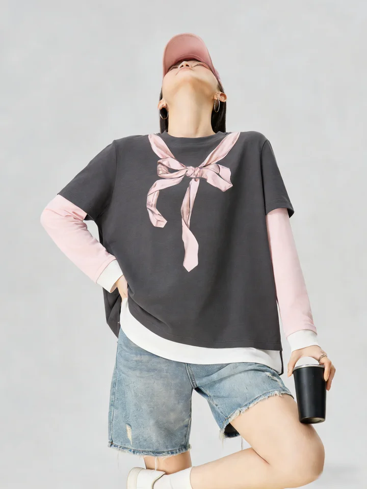 グレーとピンクのバイカラーリボンプリント長袖Tシャツ【デザイン性あり・スリムフィット】