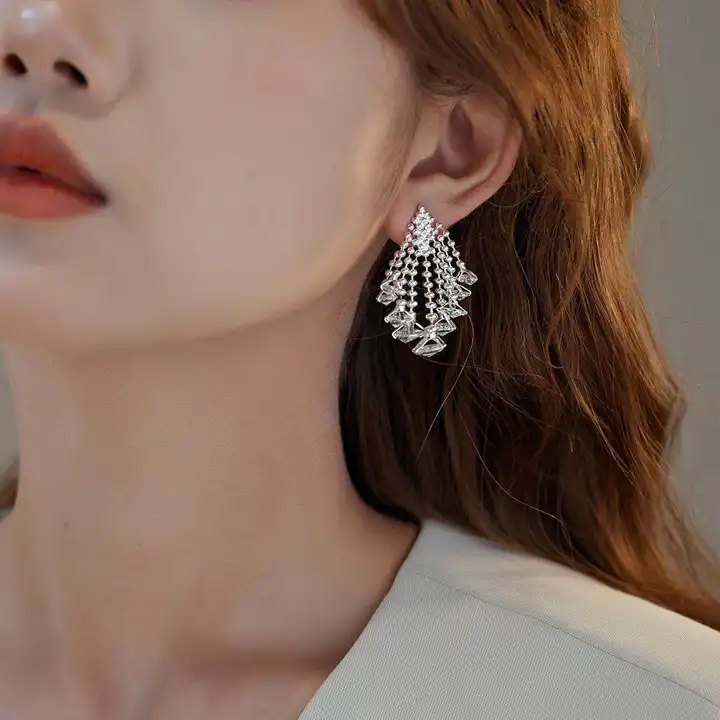 シンプルで華やかなデザインのダイヤモンド風ピアス【韓国風・個性的・ファッション】