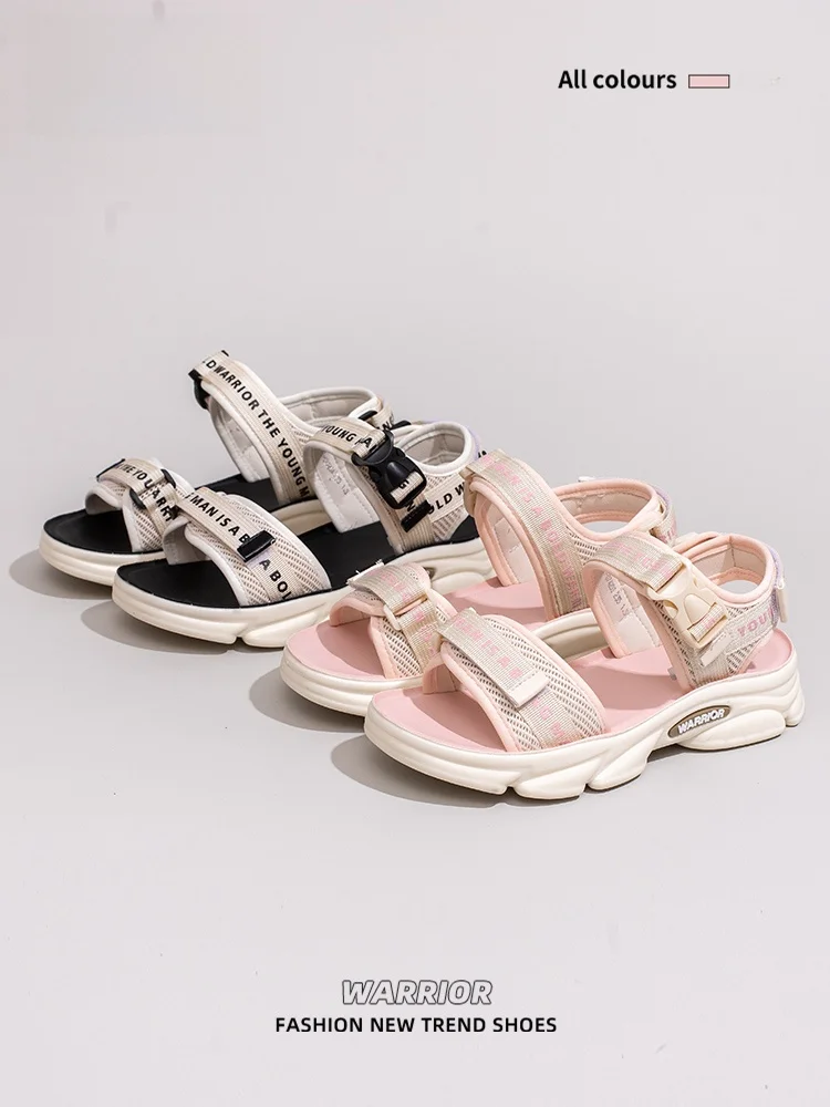 つなぎファッションで夏を彩る！シンプルなサンダルがどんなシーンで活躍するの？