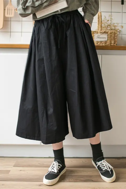 ブラックのハイウエストワイドレッグパンツ【春秋用・学生向け・七分丈・ゆったりデザイン】（セットアップ対応）