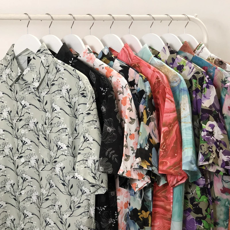 4月末に買うべきファッションアイテムは？ヴィンテージ風の油絵花柄シャツが今季のベストチョイス