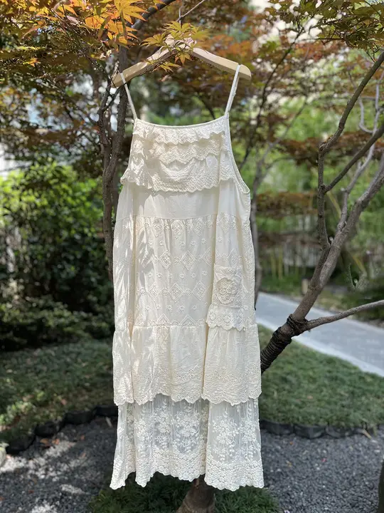 甘美なレース付きキャミソールドレス【多層デザイン・刺繍布・レース裾】（セットアップ対応）