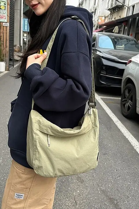 GBP デザインの防水バックパック【女性用・軽量・旅行・大学生向け・ノートパソコン収納可】