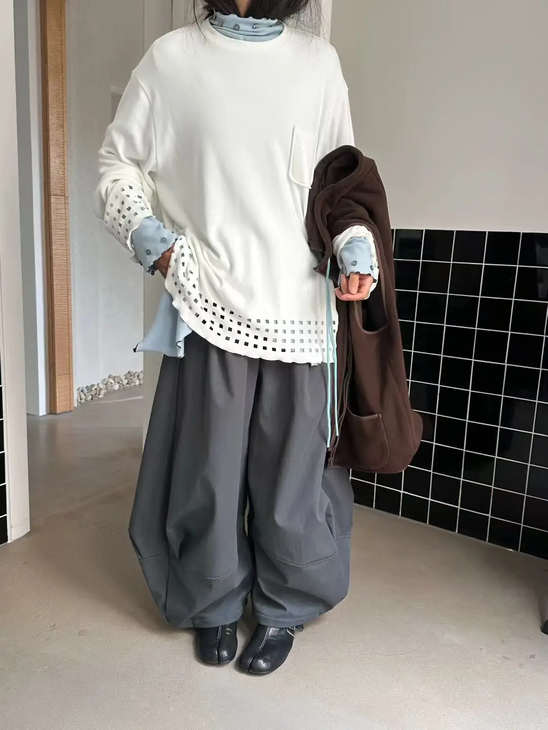 日式デザインの立体感あるパンツ：折り紙風フィットカジュアルスタイルの実用性と着用シーン