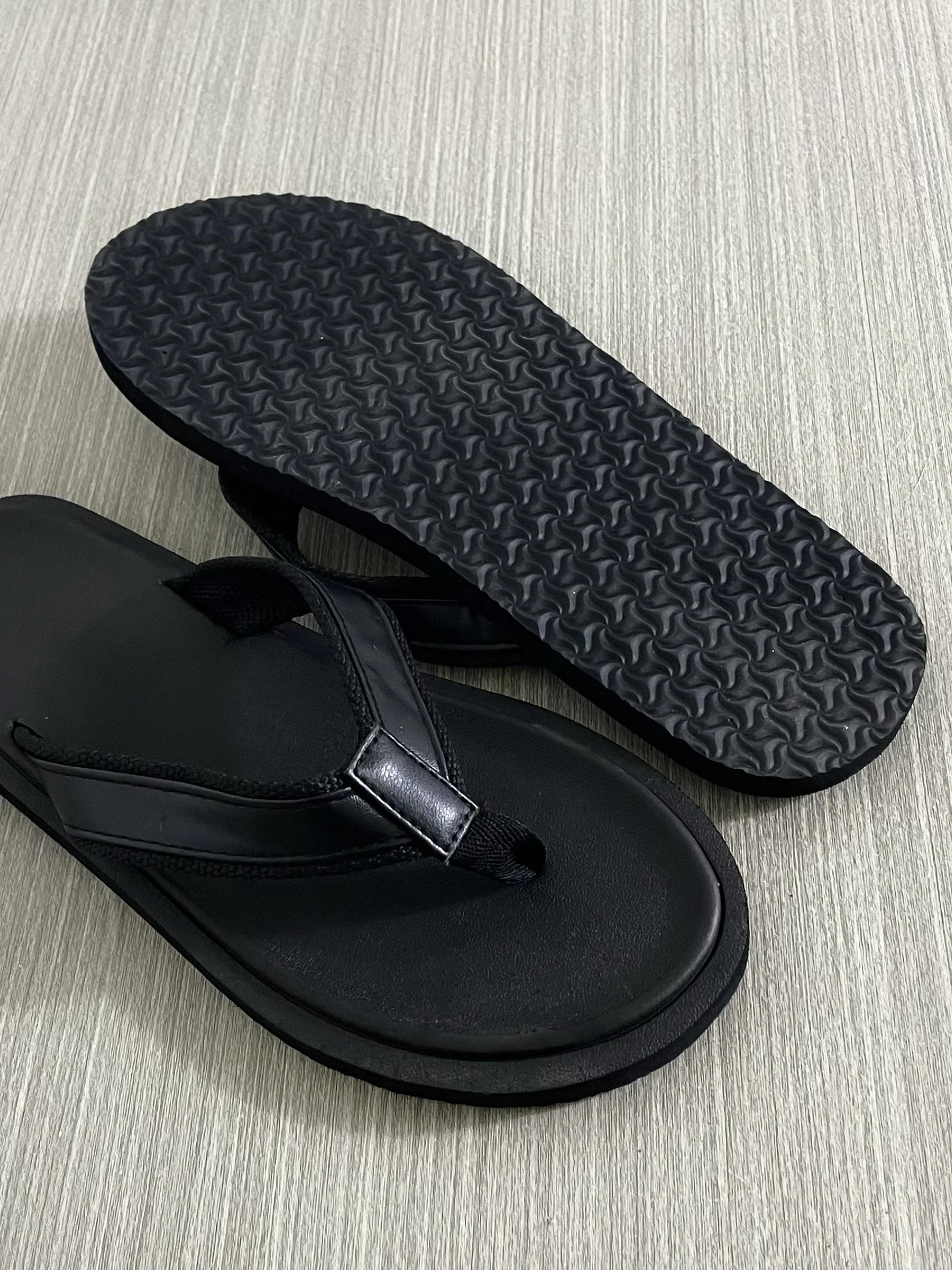 スラックス サンダル メンズ どう選ぶ？シンプルで実用的な夏の1本が今、注目されている