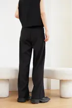 スタイリッシュなストレートパンツ【抽褶デザイン・ロング丈・すっきりシルエット】（セットアップ対応）
