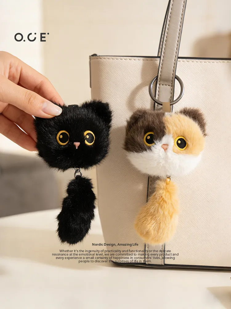 座り猫のぬいぐるみキーホルダー：猫用小物プレゼントとしての実用性とデザインのバランス