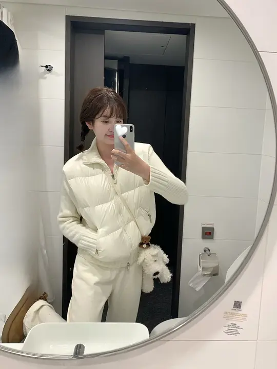 CallmeEar ホワイトダウンジャケット【スリムフィット・ニットパッチワーク・シンプルデザイン】