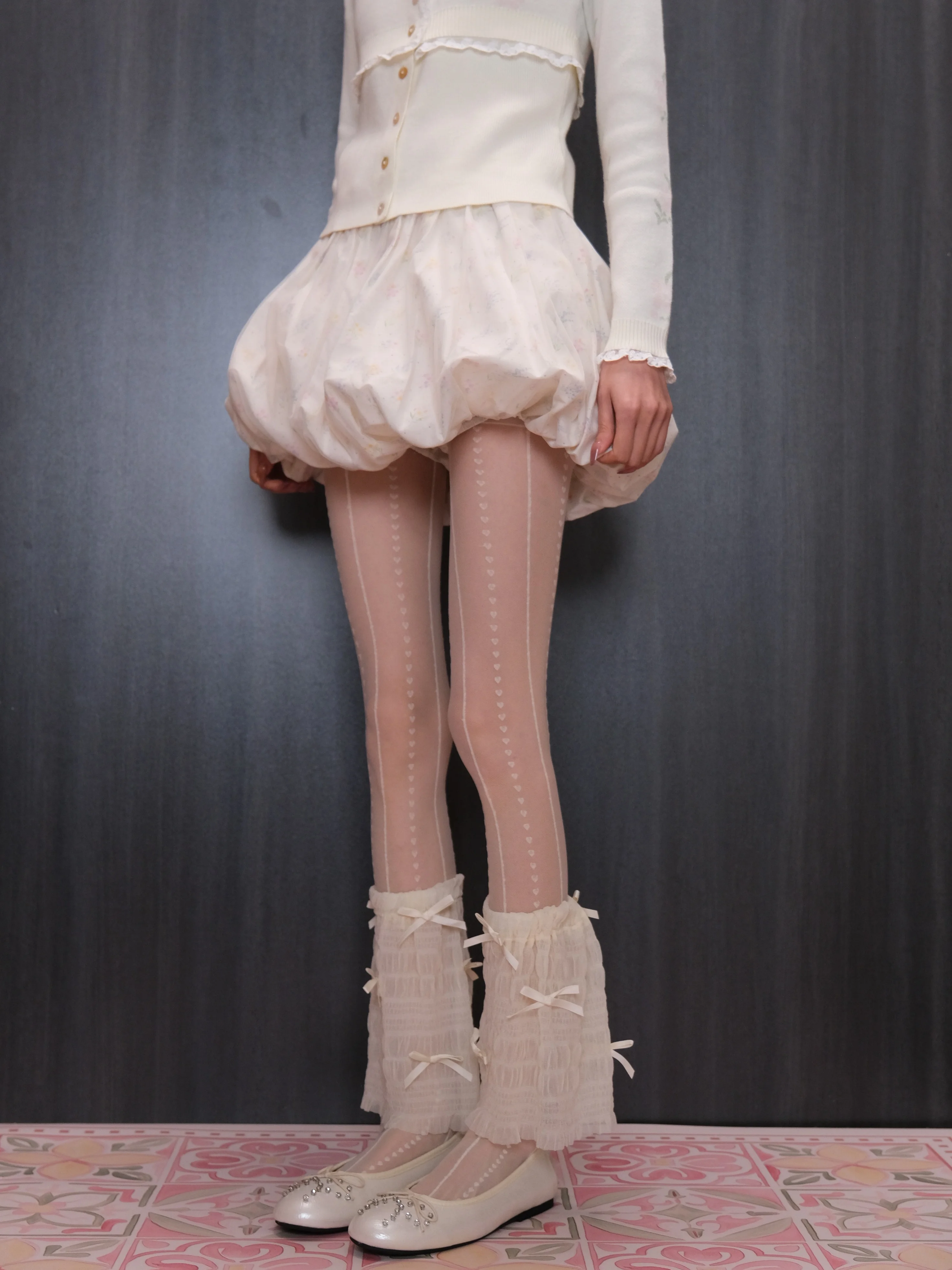 ストッキングとタイツの違い：米白色ストライプハート模様レースタイツの実用性と使用シーン