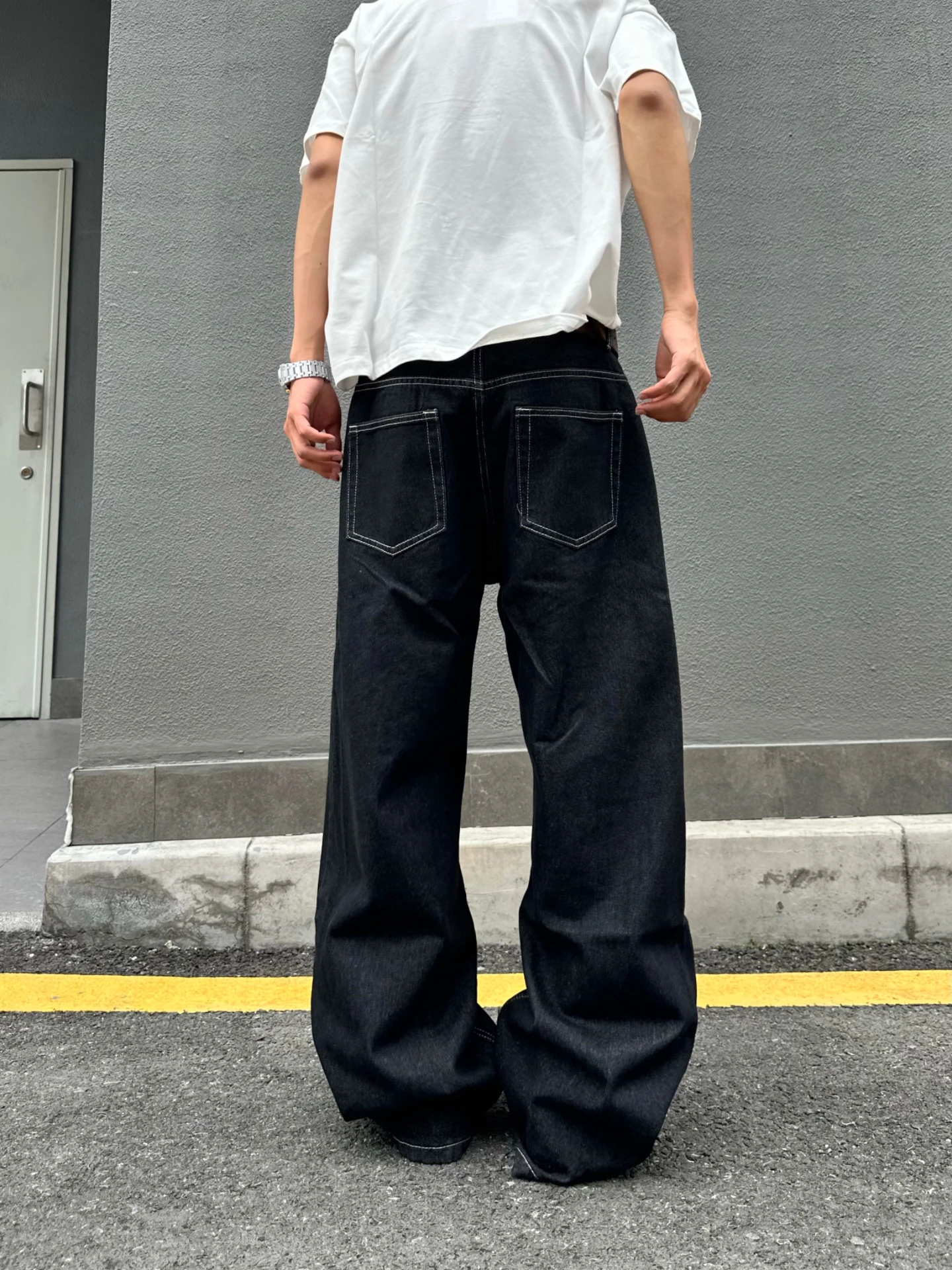 黒 デニム ワイド パンツ：ユニセックス・ストレートフィットの実用性と使い分け