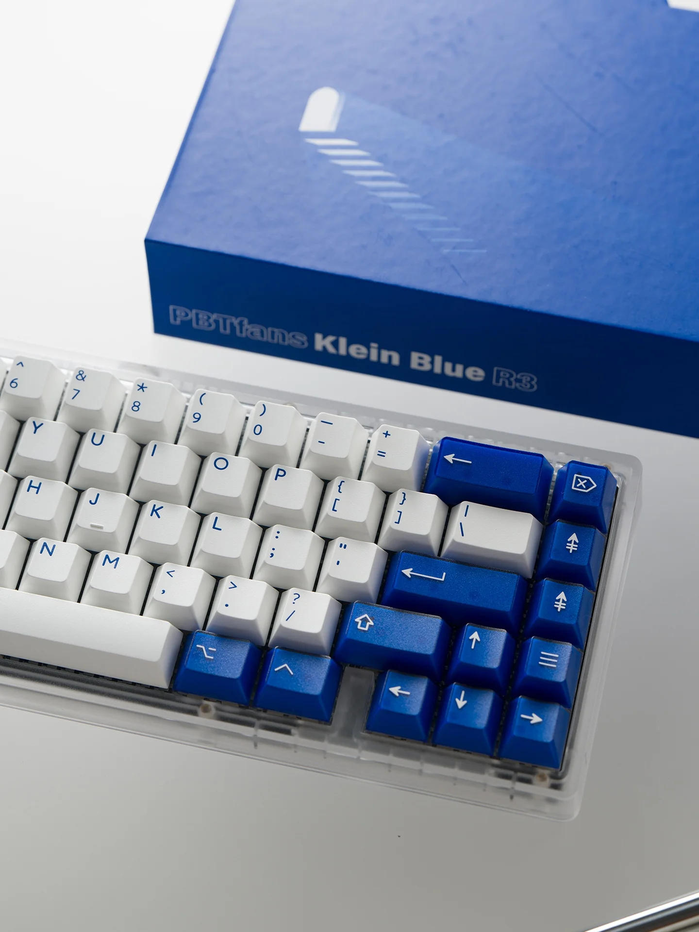 分離キーボードを選ぶべきタイミングは？PBTファンズのクラインブルーR3が解決するリアルな使い勝手