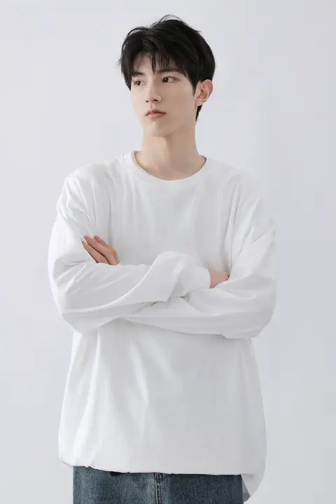 重厚感のあるコットン製白長袖Tシャツ【メンズ・春秋用・プレーンデザイン】