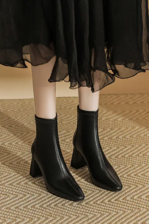 黒のショートヒールブーツ【高級感あるレザー・シンプルで上品・秋冬用・通勤対応】