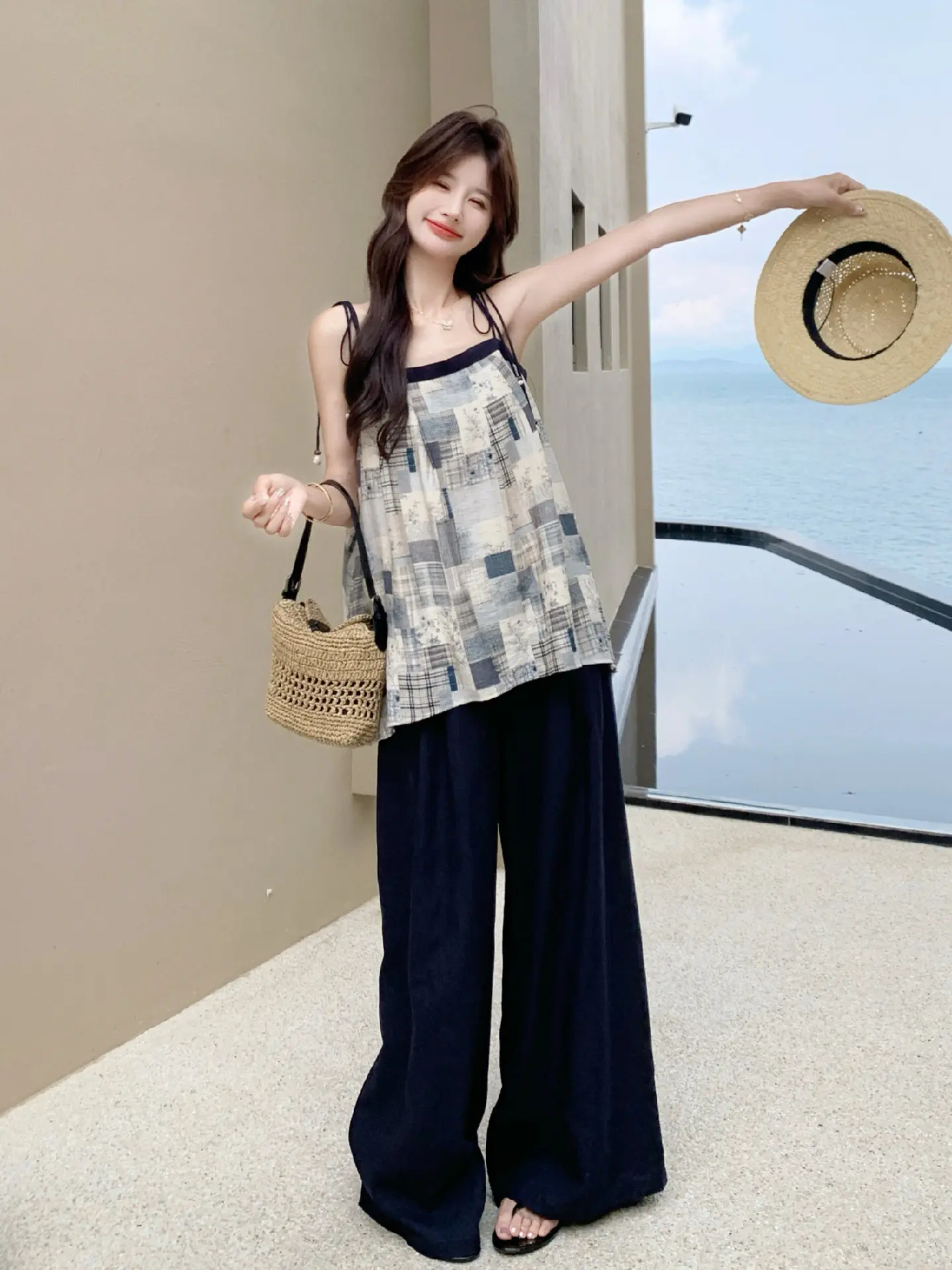感漂うチェック柄キャミソールとワイドパンツの夏用コーディネート（セットアップ対応）