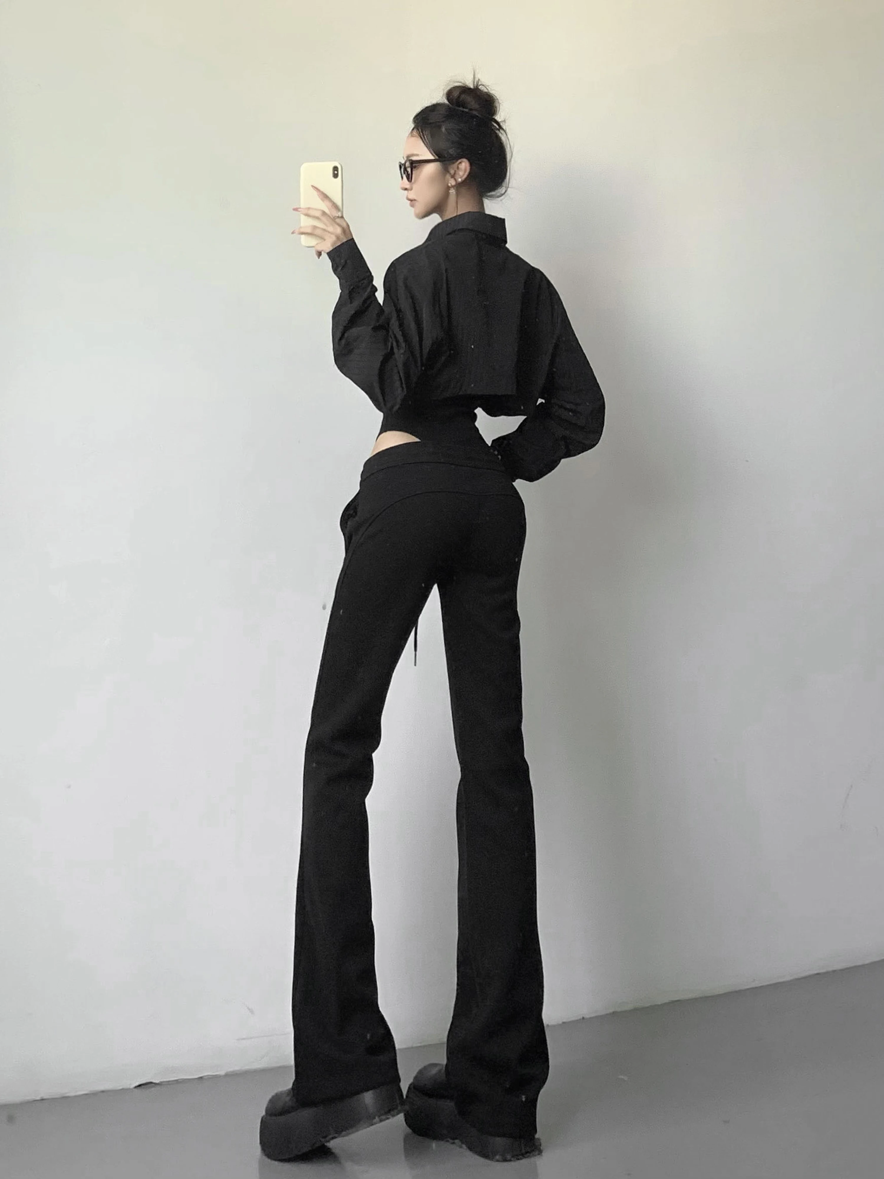シンプルデザインのレディースヨガパンツ：モダンファッションのカジュアルスタイルを実現