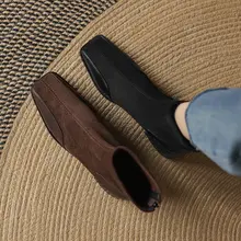 デザイン性のあるスエード風パネルのストレッチショートブーツ【フランス風・スクエアトゥ・後ろファスナー・太ヒール】