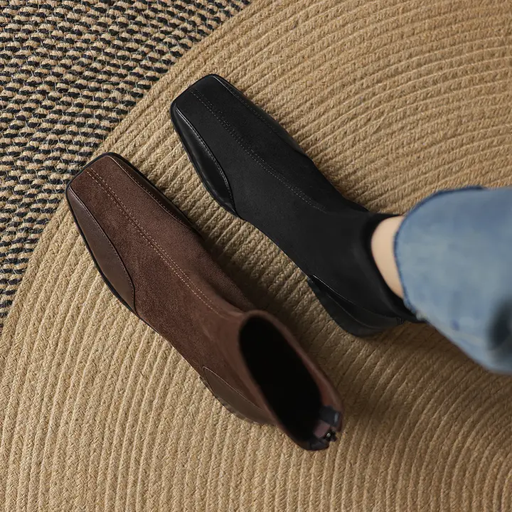 デザイン性のあるスエード風パネルのストレッチショートブーツ【フランス風・スクエアトゥ・後ろファスナー・太ヒール】