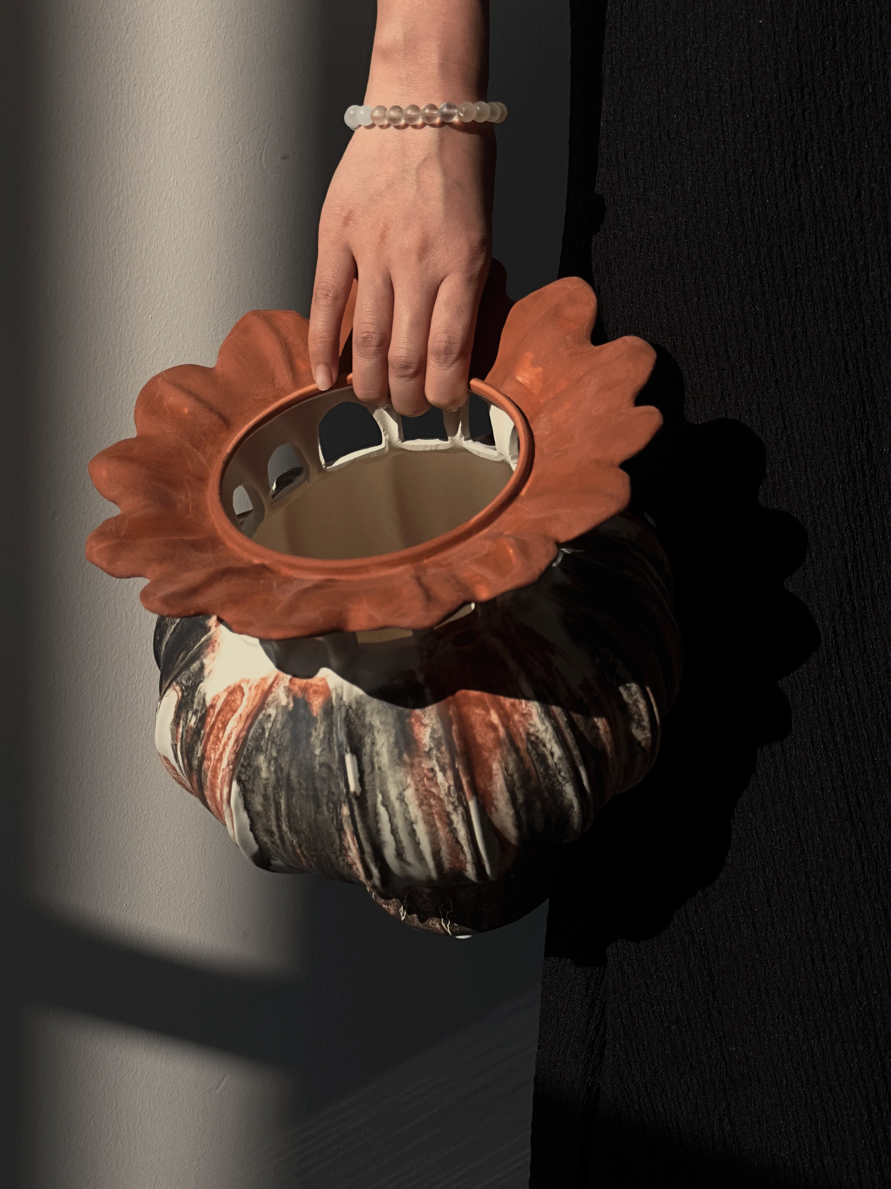 侘寂デザインの陶器花瓶：玄関に設置するアート風装飾品の実用性と選定基準