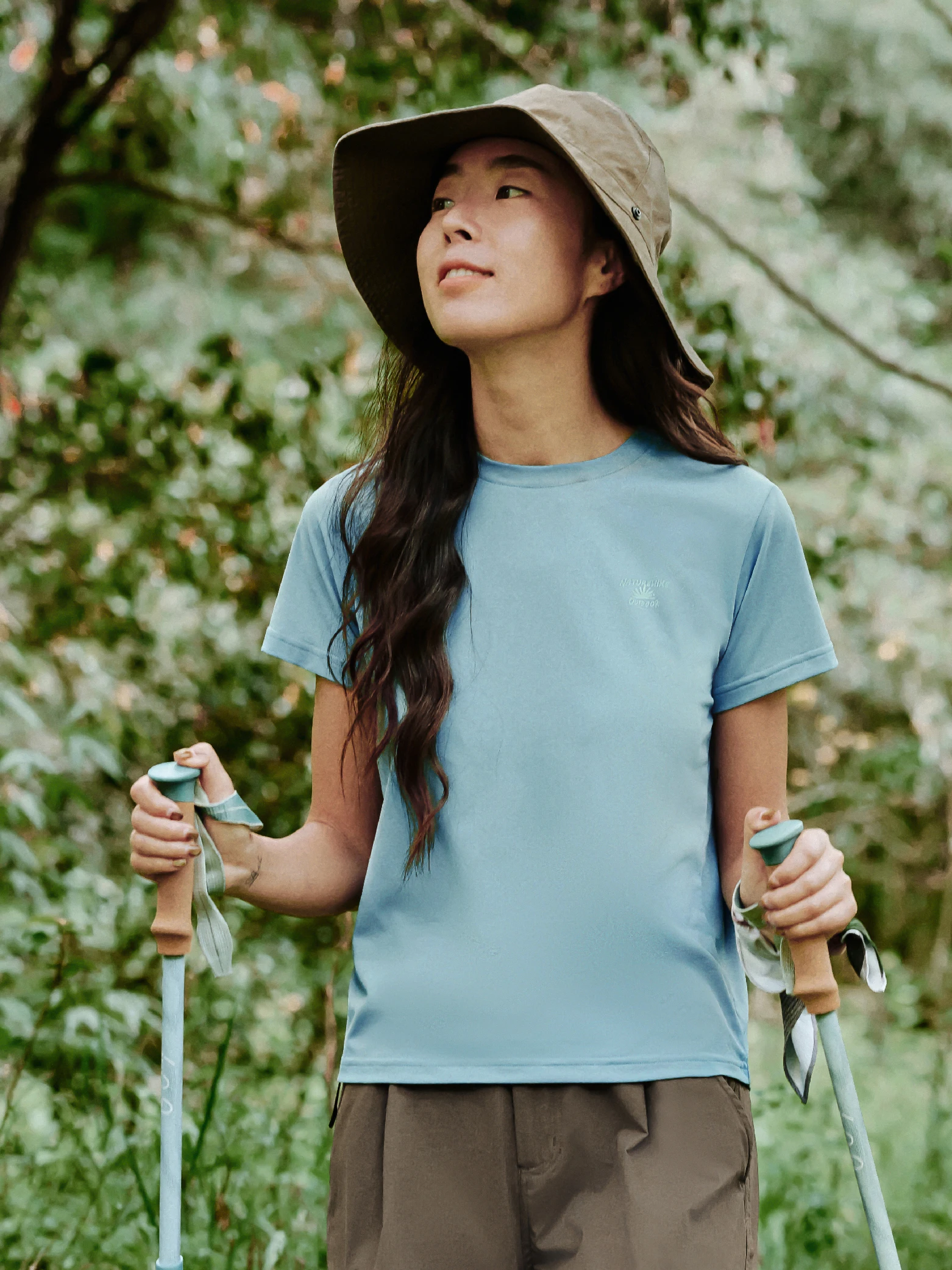 低山登山で汗をかきながらも快適に過ごすには？この1枚が鍵になる