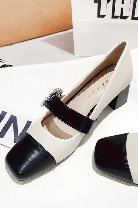 羊皮製 米白色のフラットシューズ【スクエアトゥ・快適なマリージェーン・おしゃれなスタイル】